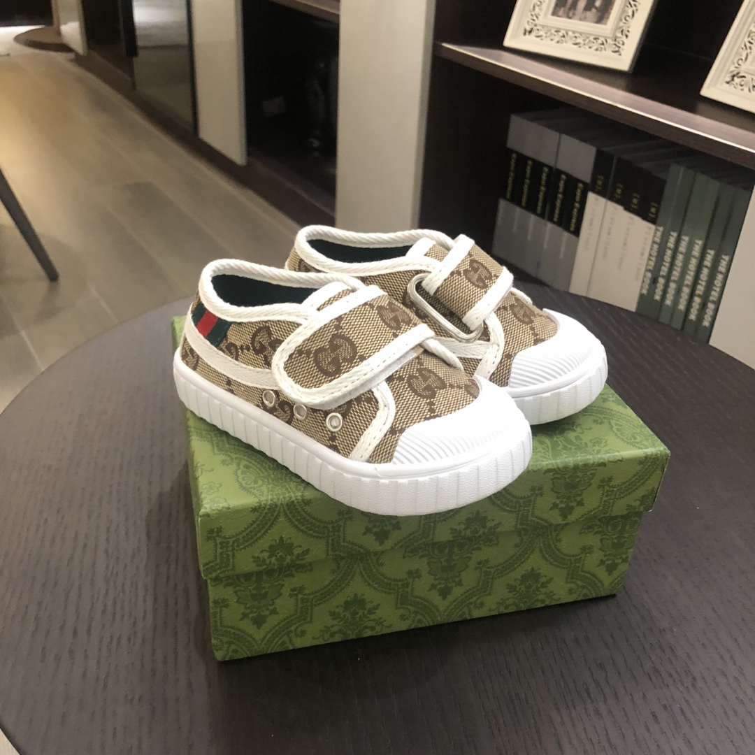 Children's shoes child